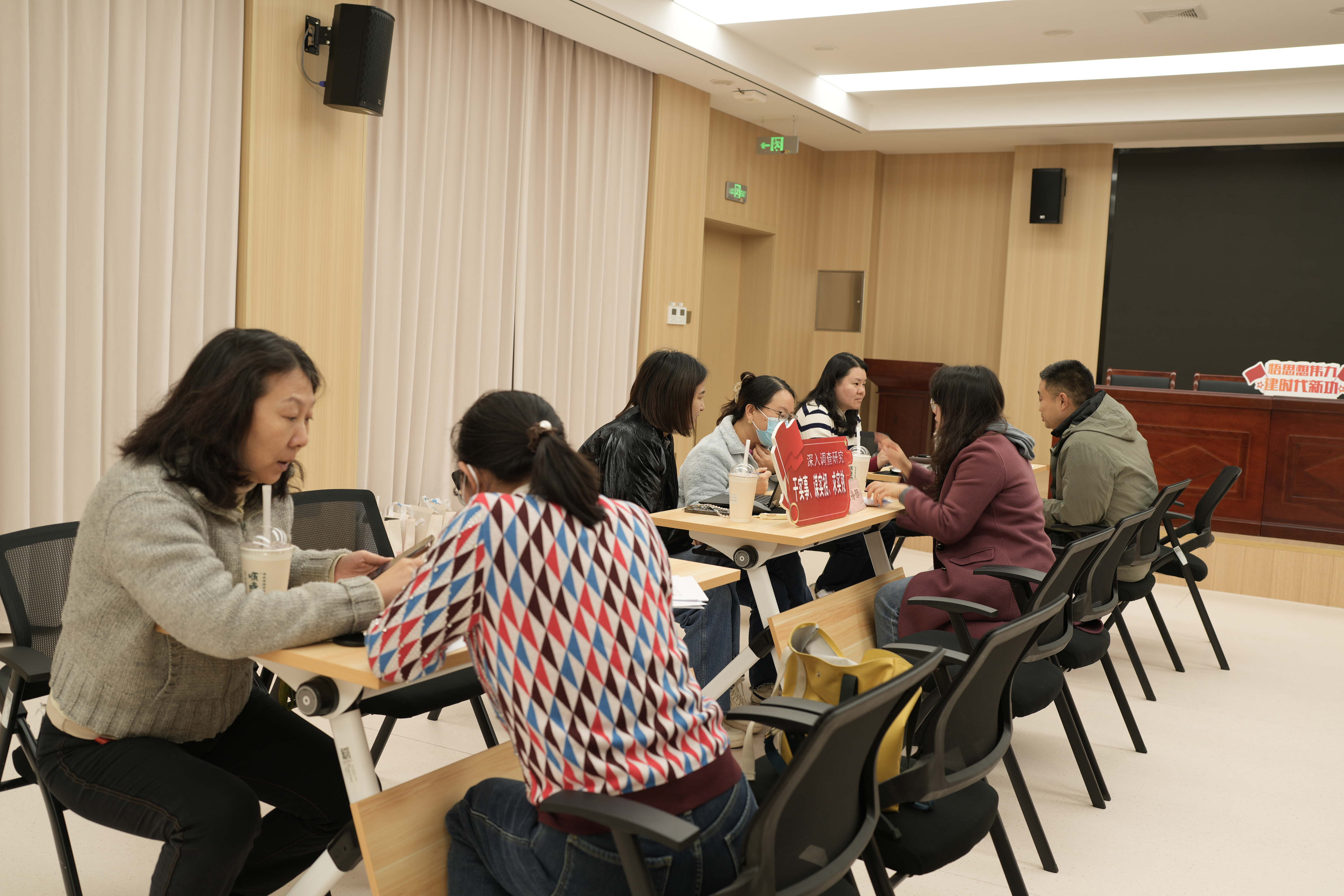 我院职能部门党支部联合院团委开展“我为群众办实事”系列之“智慧集市”志愿服务活动两场 (1)_看图王.jpg