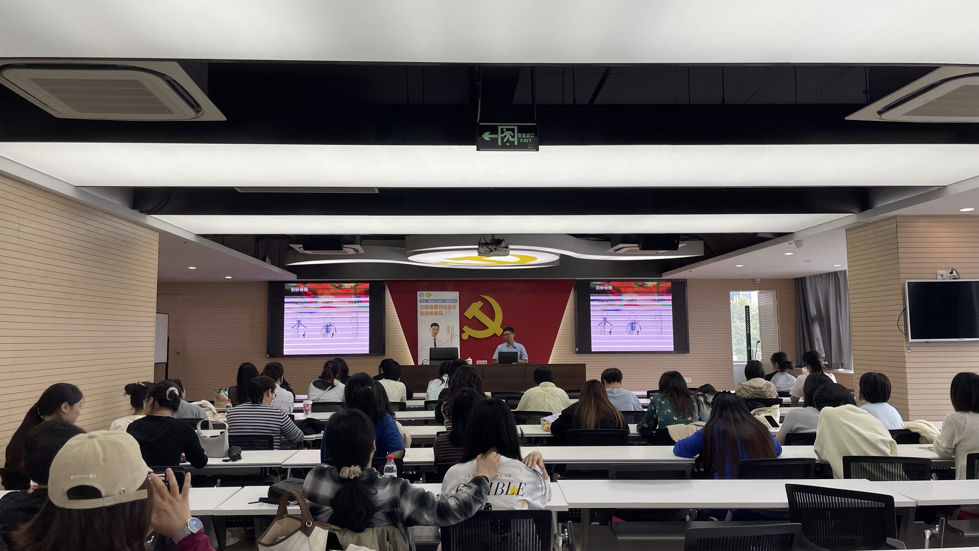 1792653066566008.jpg 图1-闵行区“健康赋能 幸福相伴”项目在七宝镇开展中医推拿指导活动.jpg